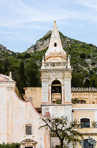 西西里岛陶尔米纳四月九号广场上的圣朱塞佩教堂T图片