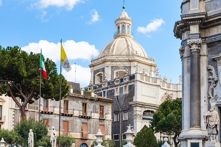 意大利西里卡塔尼亚市杜奥莫广场的圣阿加萨大教堂图片