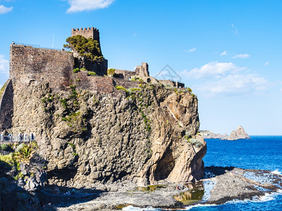 意大利西西里阿西卡斯特罗村的诺曼城堡和独眼巨人的岩石独眼巨人的岛屿图片