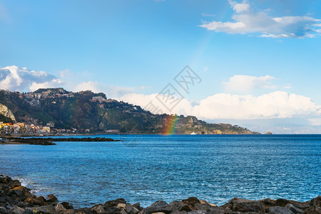 贾尔迪尼纳克索斯镇托米纳角和伊奥尼亚海彩虹的风景春季西里图片