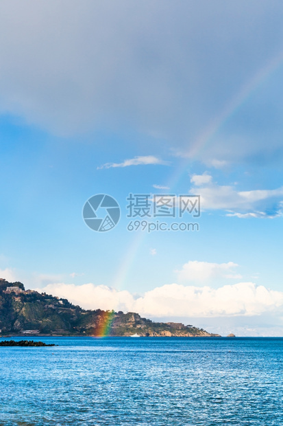 西里伊奥尼亚海的陶米娜阿斗和彩虹春天在西里图片