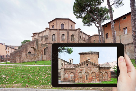 旅游概念旅游者用平板电脑拍摄圣维塔利古老教堂和意大利拉文纳GallaPlacidia陵墓图片