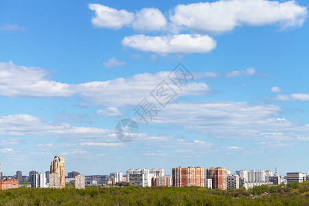 清蓝春空白天阳光明媚城市和绿林中白云笼罩着图片