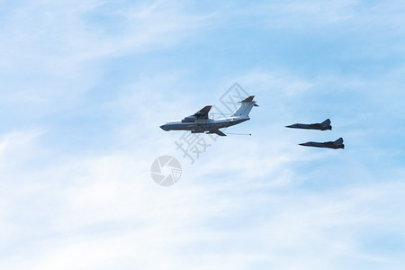 三架战斗机在空中飞行图片