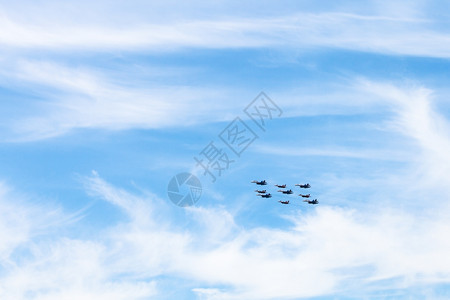 战斗机在蓝天白云中飞行图片