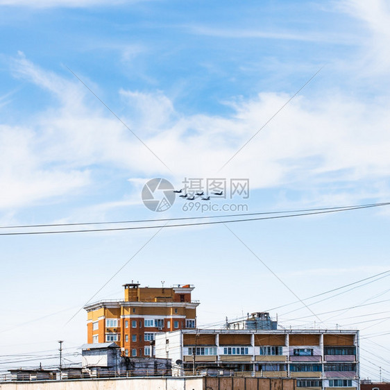 在城市住宅上空有飞机飞行图片