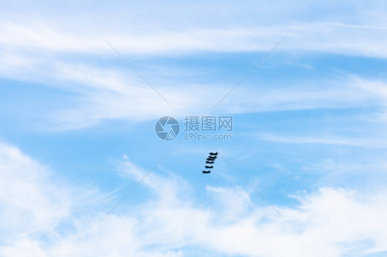 天空中有战斗机在飞行图片