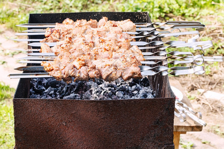 火盆上烤羊肉串后院放热木炭图片