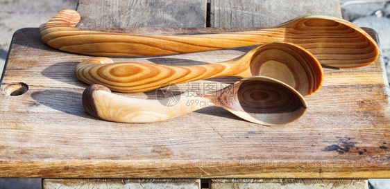切割板上的俄罗斯传统木制勺子图片