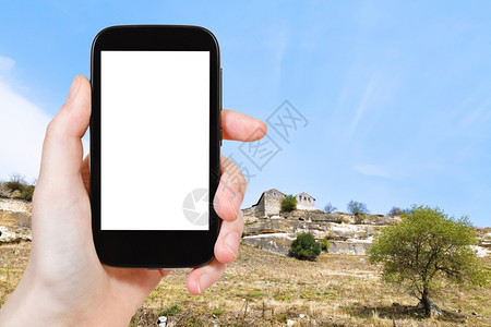旅行概念在克里米亚州马姆德雷峡谷山区的中世纪镇Huafutkale旅游照片用智能手机拍摄屏幕上刻有广告标志的空白位置图片