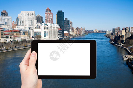 旅行概念将纽约东河的旅游照片贴在平板电脑上用空白广告标志的位置剪掉屏图片