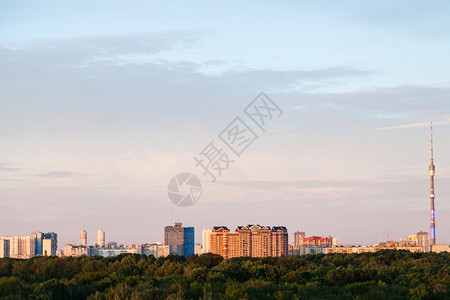 莫斯科暖夏夕阳日落时的城市天际图片