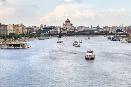 俄罗斯莫科Krymsky桥附近的莫斯科瓦河游艇图片