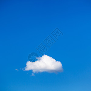 夏月蓝色天空中的白小乌云图片
