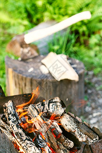 木柴燃烧在室外火盆关闭在树桩的背景图片