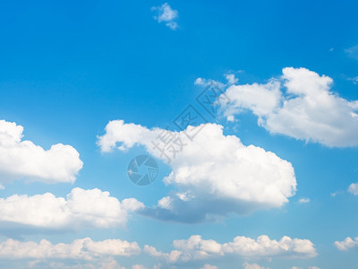 自然背景夏季蓝色天空下午的白云图片