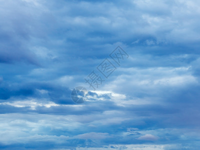 在夏夜天空中高稠密的蓝云图片