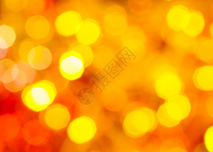 抽象的模糊背景Xmas树上电藻园的黄色和红圣诞灯图片