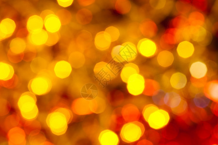 抽象的模糊背景Xmas树上电藻园的深黄和红闪亮圣诞灯光图片