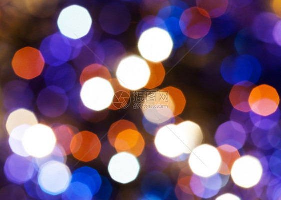 抽象的模糊背景蓝色红和紫闪亮着Xmas树上电藻园的圣诞灯光图片
