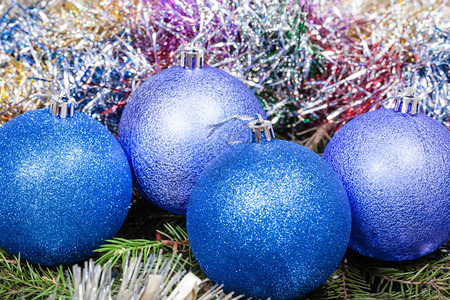圣诞静生命4个蓝色和紫的圣诞球图片