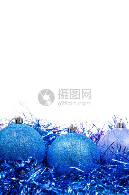 3个蓝色圣诞球在锡轮上关闭孤立在白色背景上图片