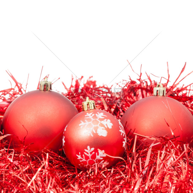 3个红色圣诞面包和锡罐孤立在白色背景上图片