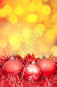 Xmas静止生命红色球黄圣诞灯背景模糊的罐头图片