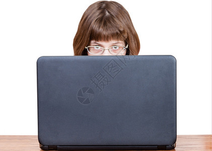 带着眼镜的女孩看着露天笔记本电脑的封面图片
