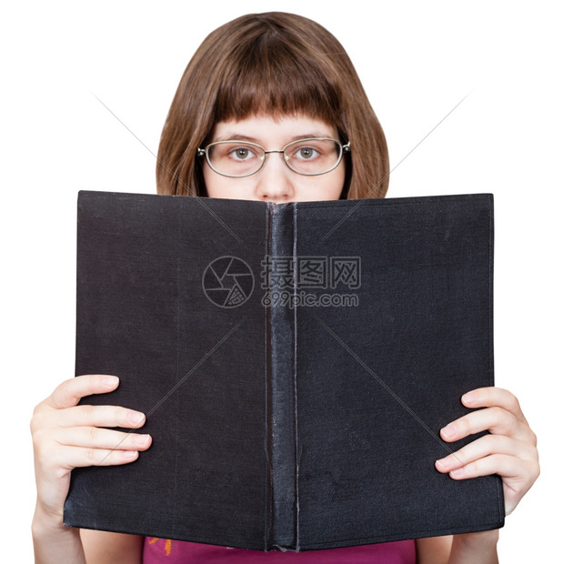 有眼镜的女孩直视的野直大书白色背景的空封面被隔离在色背景上图片