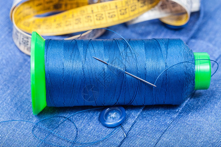 缝制静态生活用针按钮蓝丝布测量胶带制成的线形图片