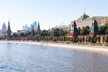 莫斯科天际夏季下午莫斯科市克里姆林宫堤岸克里姆林宫建筑墙塔楼的景象图片