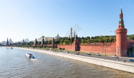 莫斯科天际Beklemishevskaya塔和克里姆林宫墙堤岸克里姆林宫大楼的景象夏季下午在莫斯科图片