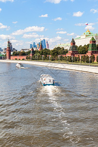 莫斯科市景阳光夏日莫斯科市区克里姆林宫莫斯科市河的船图片