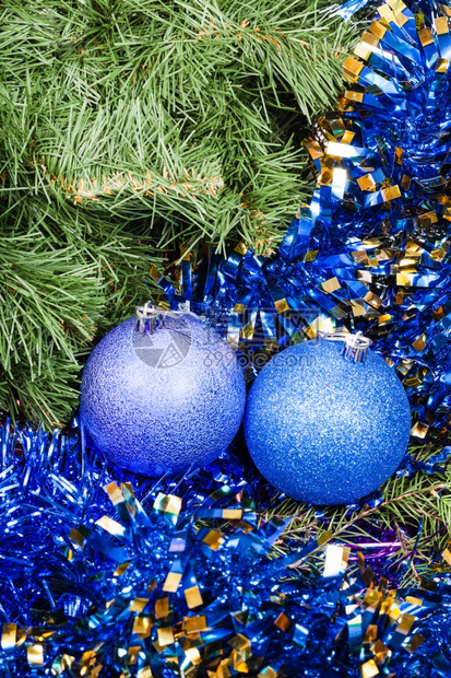 圣诞死寂生命两个蓝色和紫的圣诞面包卷Xmas树底的木头图片