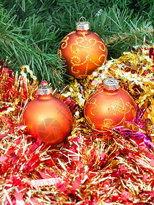 圣诞节生命三个橙色和黄圣诞面包绿Xma树本底的红锡罐图片