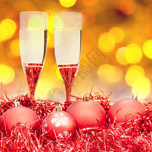 圣诞杯生命两香槟红X马装饰品黄色和紫罗兰模糊的圣诞灯布基背景图片