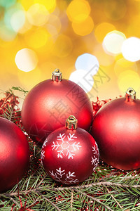 Xmas死活绿树上红球黄色棕绿圣诞灯bokeh背景图片