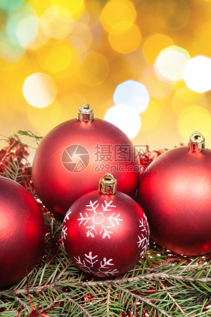 Xmas死活绿树上红球黄色棕绿圣诞灯bokeh背景图片