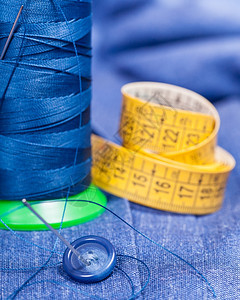 缝制静态生活用针按钮和蓝色丝裙子的测量胶带制成线型图片