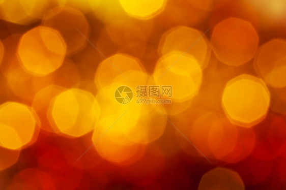 抽象的模糊背景大的深红色黄棕褐闪亮的圣诞树上斑草地的Xma灯光图片