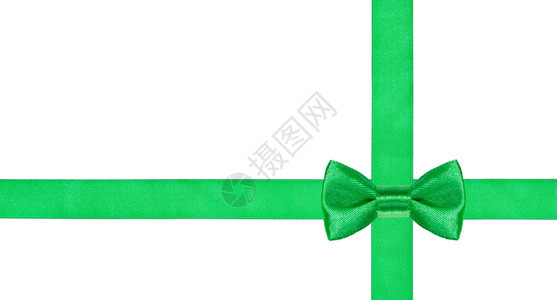 在白色背景隔离的两条横穿Satin条上一个绿色的弓结图片