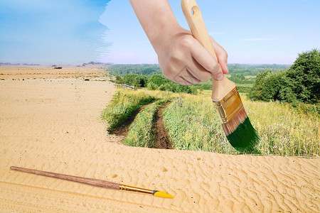自然概念季节和天气变化手与油漆刷画在沙漠的绿色农村图片