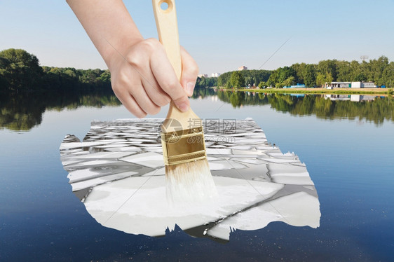 自然概念季节和天气变化季节和天气变化手与油漆夏季河中的浮冰图片