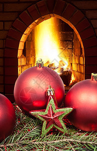绿树上的红星和圣诞球家里的壁炉放着大火图片