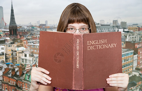 带着眼镜的女孩看着英文字典本伦敦天线的背景图片