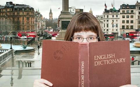 英国字典书和伦敦的Trafalgar广场图片