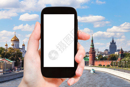 旅行概念手持智能机切断屏幕和莫斯科背景观图片