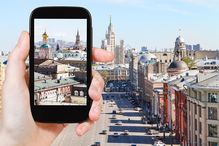 旅行概念智能手机历史中心莫斯科街道的旅游照片图片