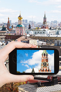 旅行概念智能手机上莫斯科塔的旅游照片图片